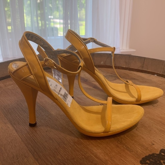 Via Spiga | NWT V Baffle Patent Leather Suede Marigold Yellow T Strap Heels 7B - Picture 5 of 17